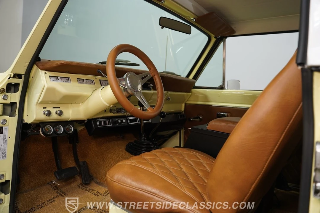 1975 International Harvester Travelall - Image 5 of 12