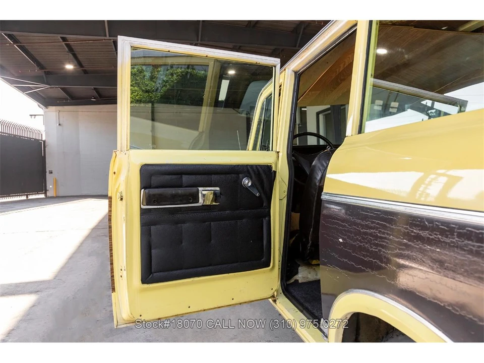1975 International Harvester Travelall - Image 19 of 31