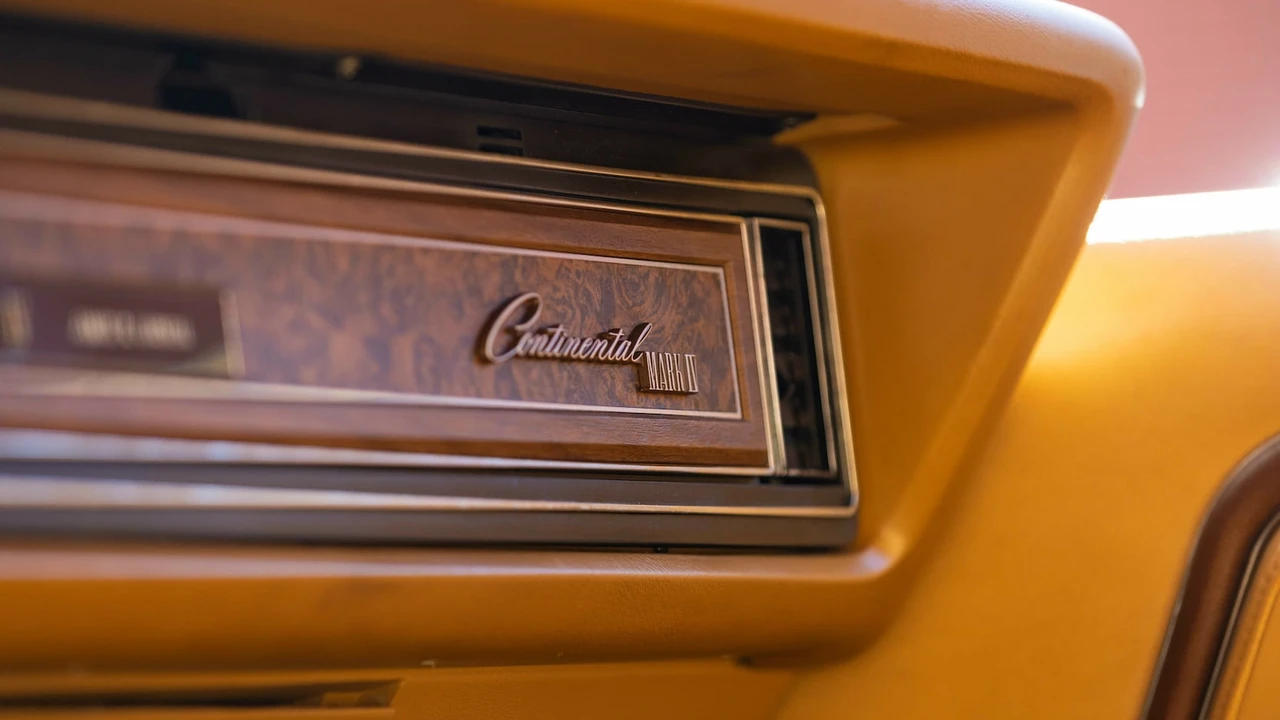1975 Lincoln Continental Mark IV - Image 9 of 29
