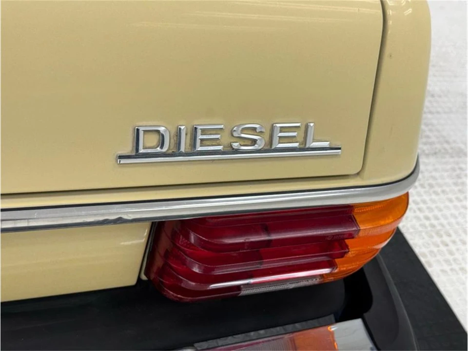 1975 Mercedes-Benz W123 Sedan - Image 18 of 31