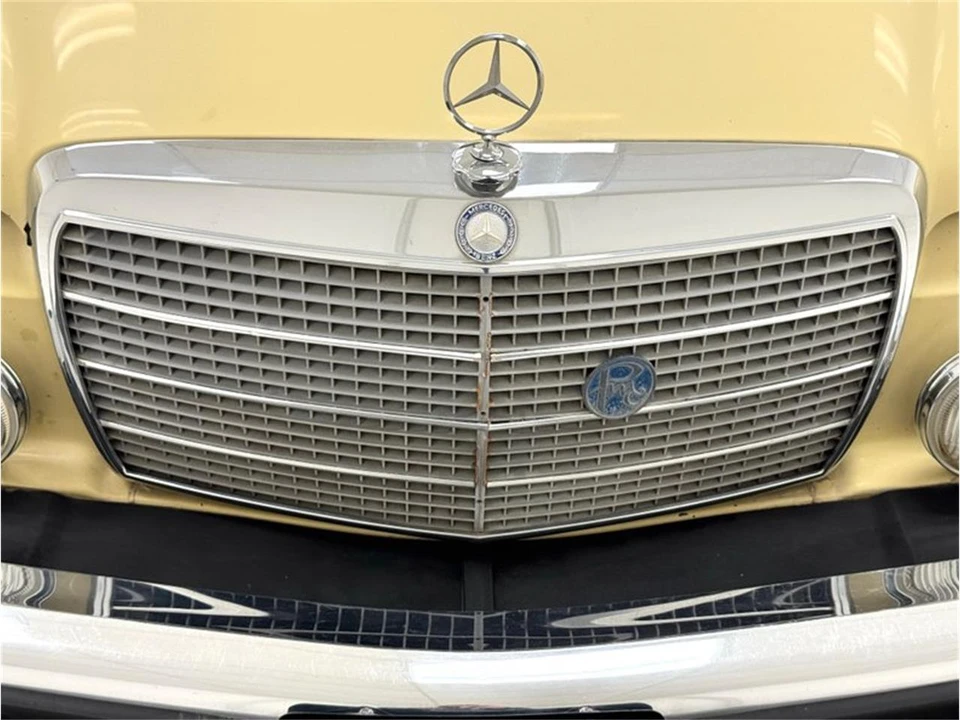 1975 Mercedes-Benz W123 Sedan - Image 9 of 31