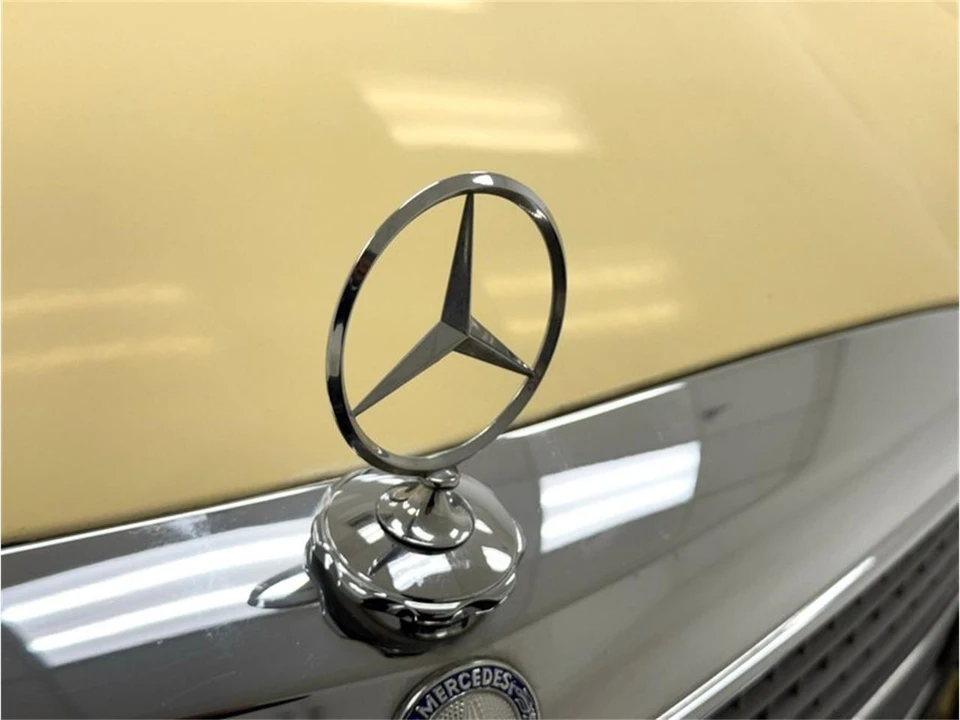 1975 Mercedes-Benz W123 Sedan - Image 10 of 31