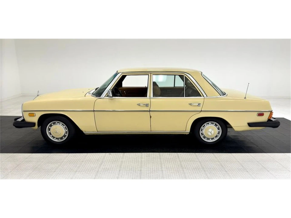 1975 Mercedes-Benz W123 Sedan - Image 2 of 31