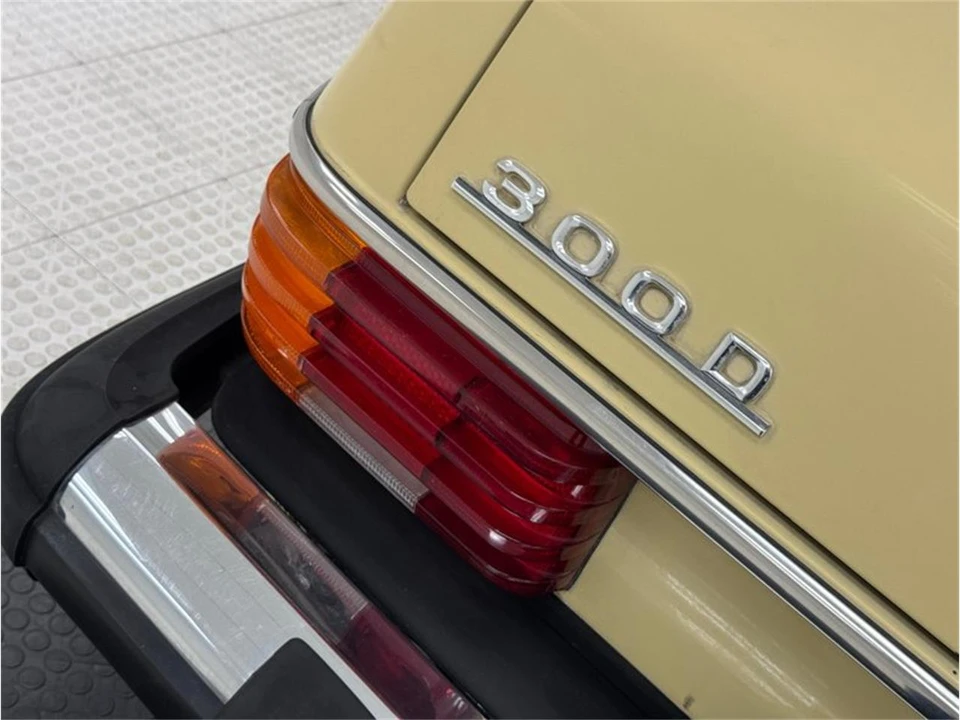 1975 Mercedes-Benz W123 Sedan - Image 17 of 31