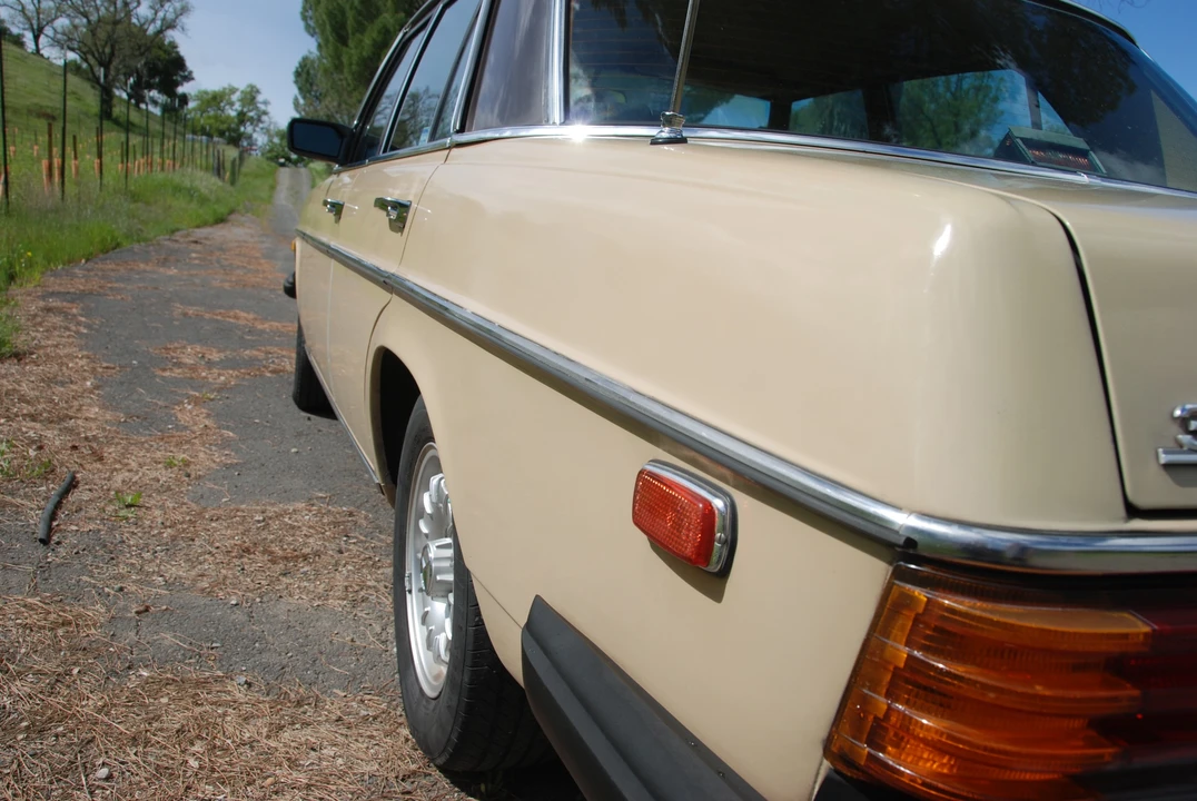 1975 Mercedes-Benz W114 & W115 - Image 9 of 31