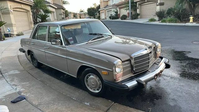 1975 Mercedes-Benz W114