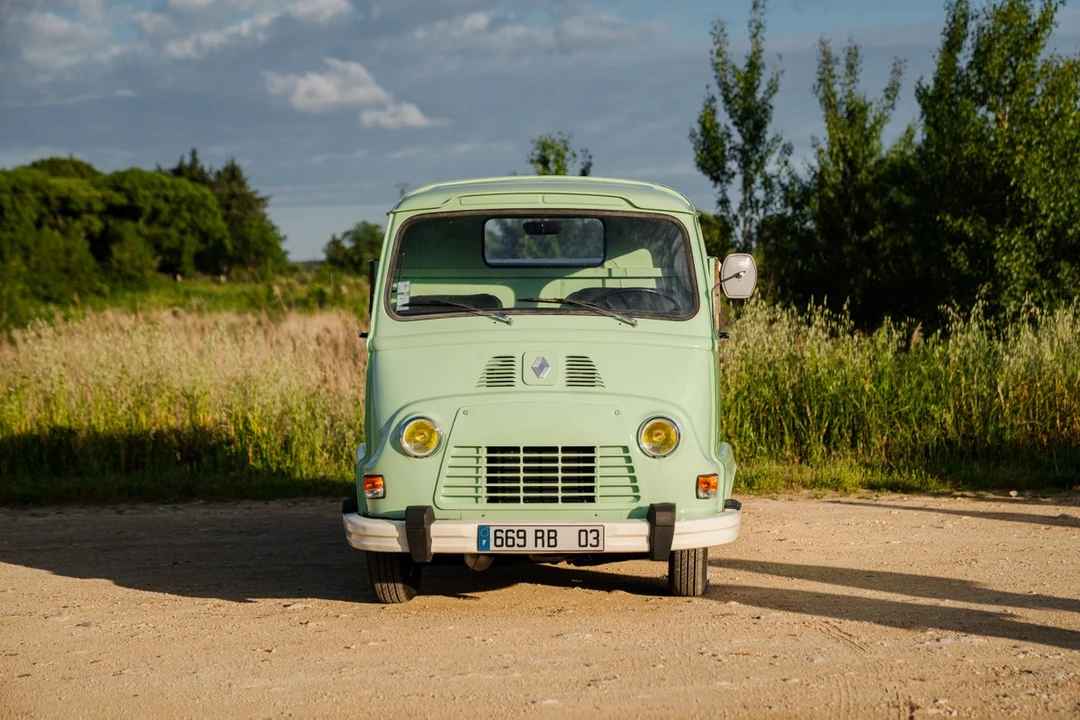 1975 Renault - Image 2 of 30
