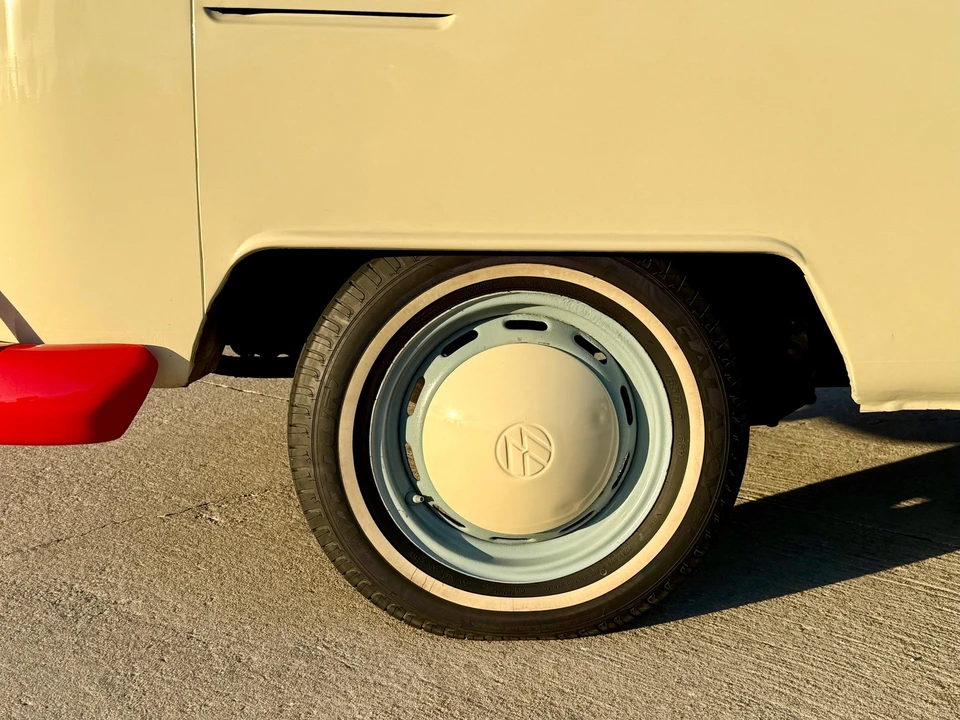 1975 Volkswagen Bay-Window Bus - Image 25 of 31