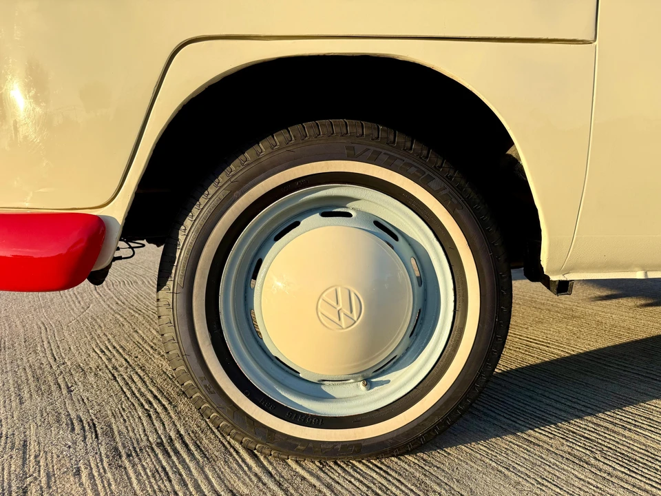 1975 Volkswagen Bay-Window Bus - Image 22 of 31