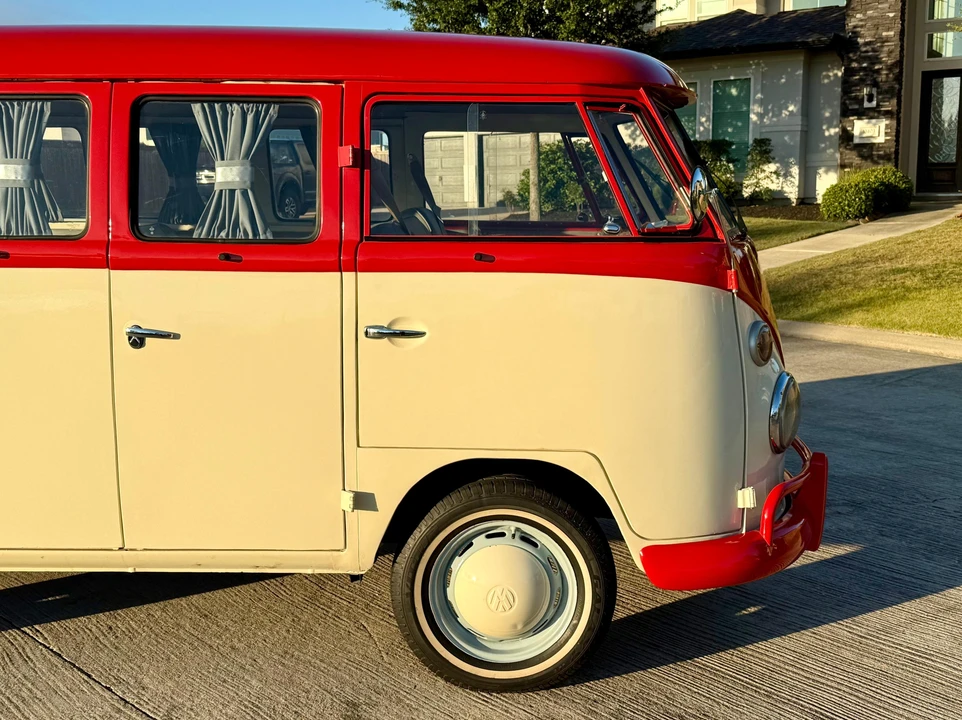 1975 Volkswagen Bay-Window Bus - Image 21 of 31