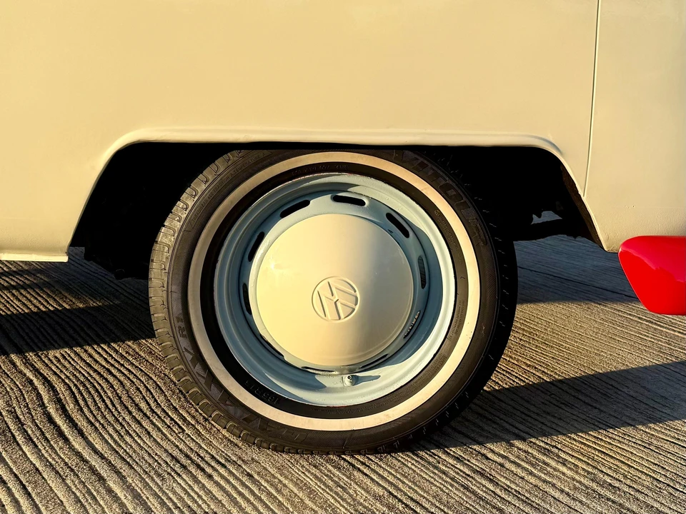 1975 Volkswagen Bay-Window Bus - Image 24 of 31