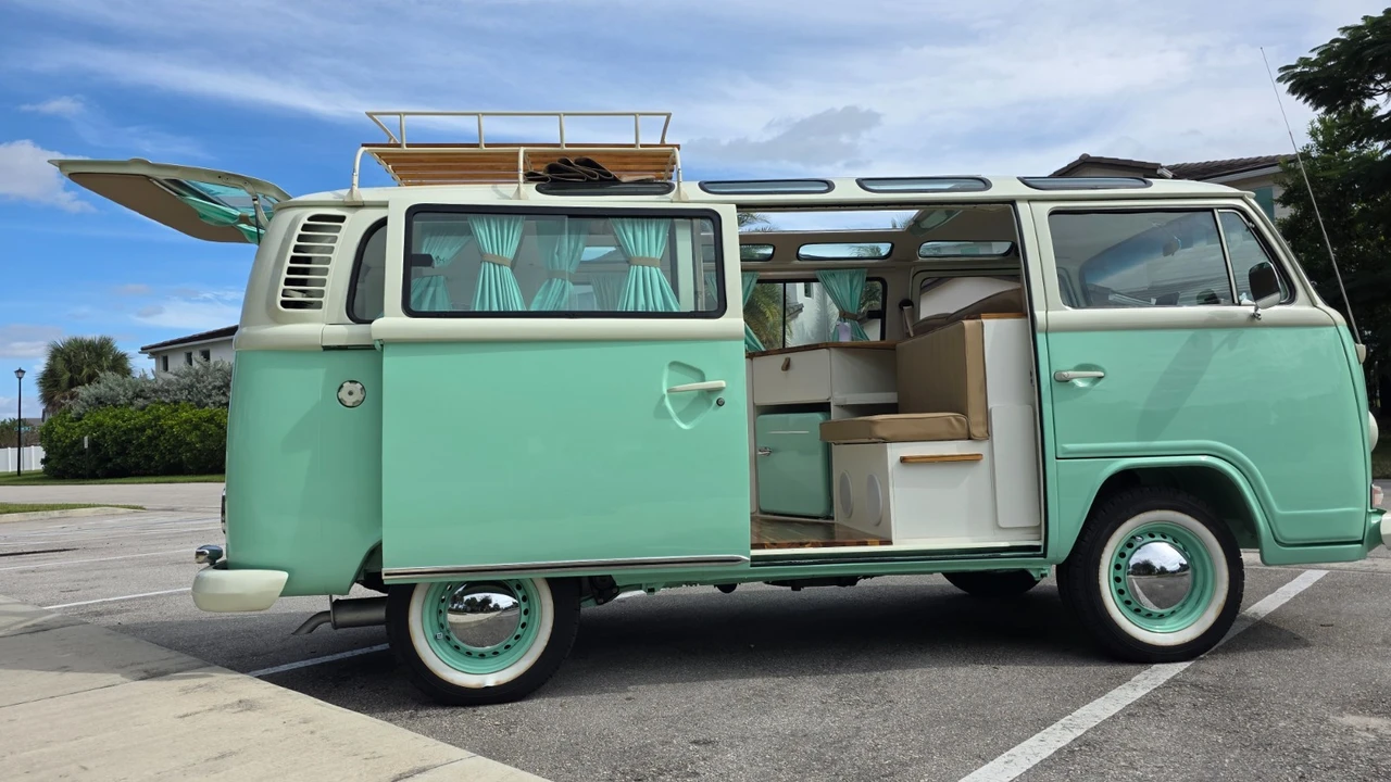 1975 Volkswagen Bay-Window Bus - Image 9 of 21