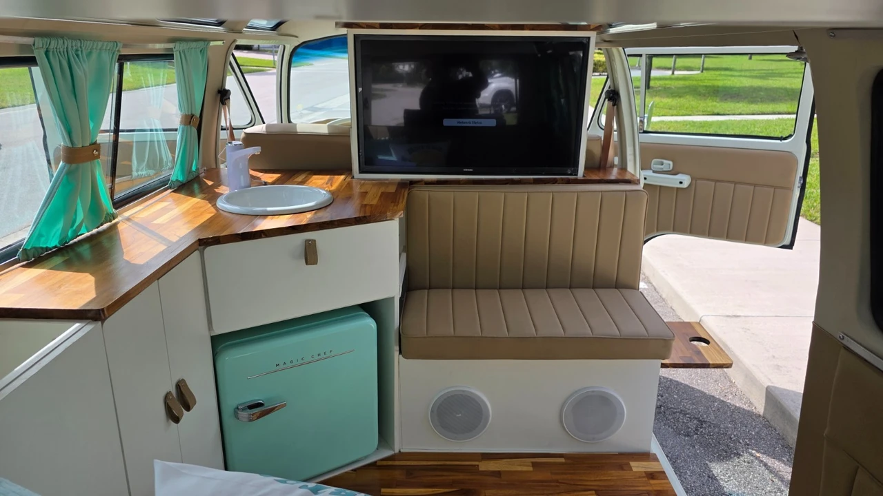 1975 Volkswagen Bay-Window Bus - Image 14 of 21