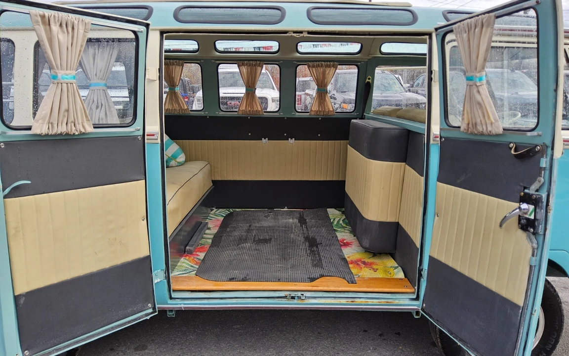 1975 Volkswagen Bay-Window Bus - Image 13 of 17