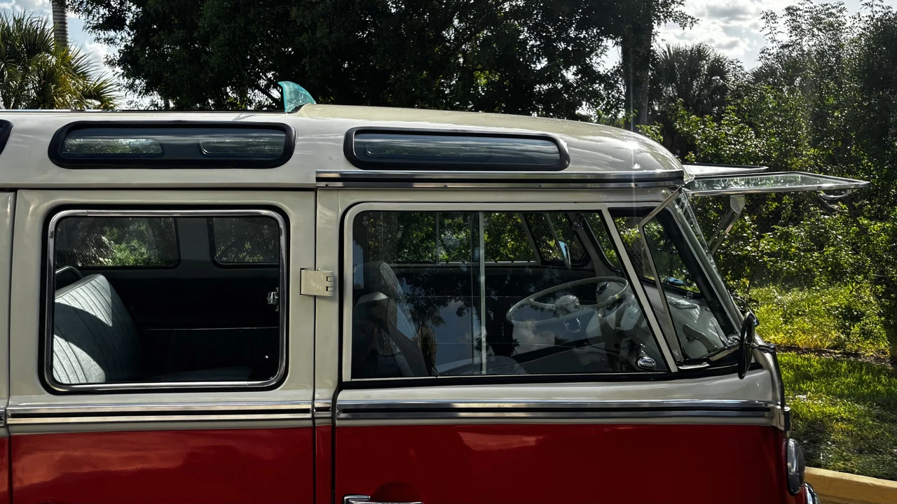 1975 Volkswagen Bay-Window Bus - Image 28 of 31