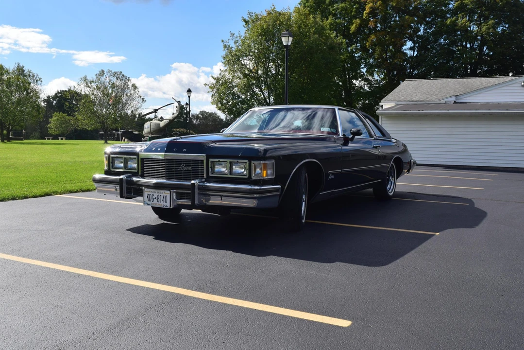 1976 Buick Riviera 4th-7th Gen - Image 4 of 31