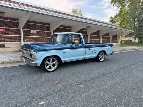 1976 Ford F100 2WD Pickup Truck