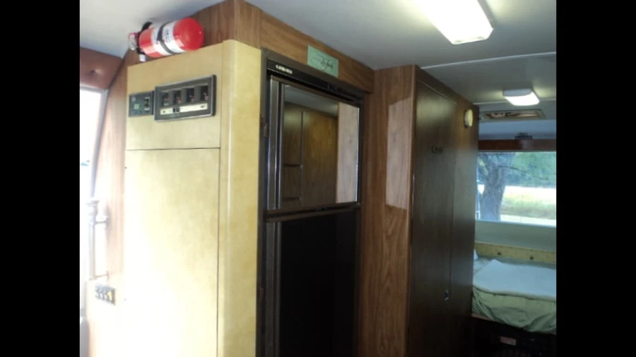 1976 GMC Motorhome - Image 10 of 12