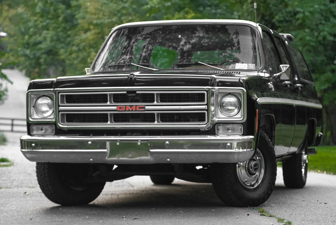 1976 GMC Suburban 7th Gen - Image 2 of 31