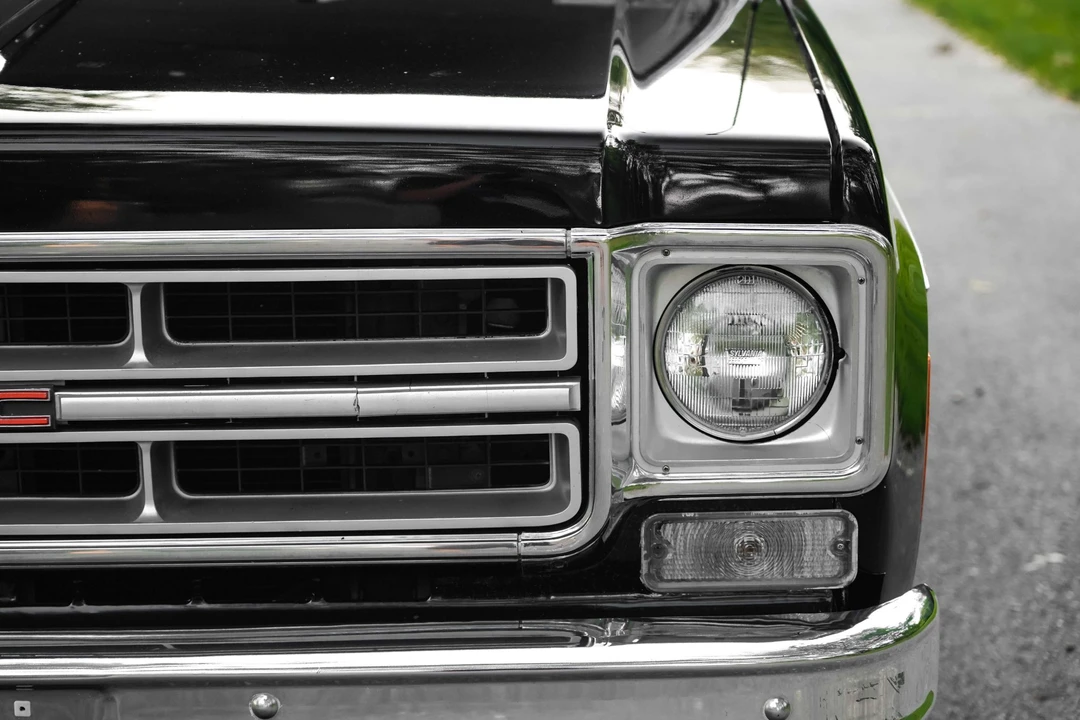 1976 GMC Suburban 7th Gen - Image 21 of 31
