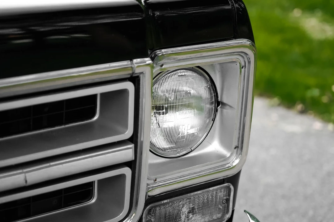 1976 GMC Suburban 7th Gen - Image 25 of 31