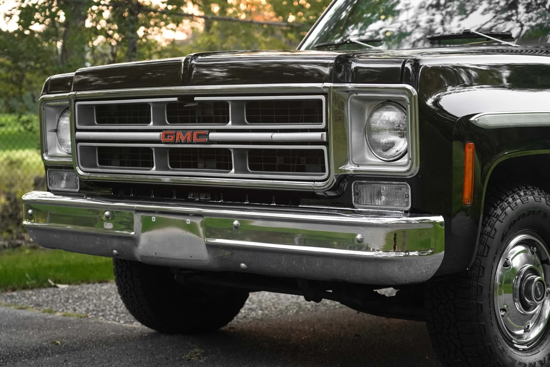 1976 GMC Suburban 7th Gen - Image 19 of 31