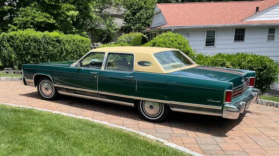 1976 Lincoln Town Car - Image 2 of 31
