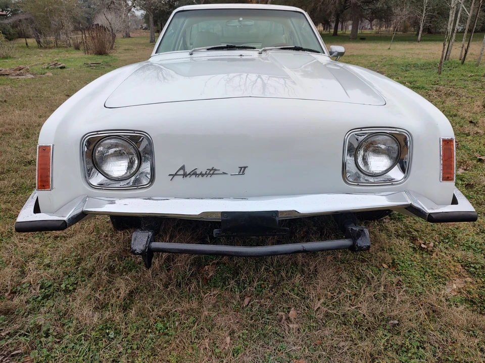 1976 Studebaker Avanti - Image 10 of 21