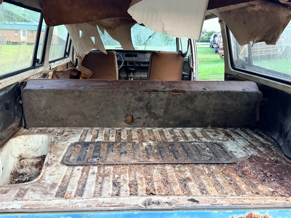 1976 Volkswagen Bay-Window Bus - Image 9 of 10