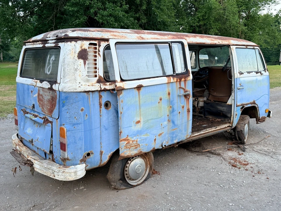 1976 Volkswagen Bay-Window Bus - Image 6 of 10