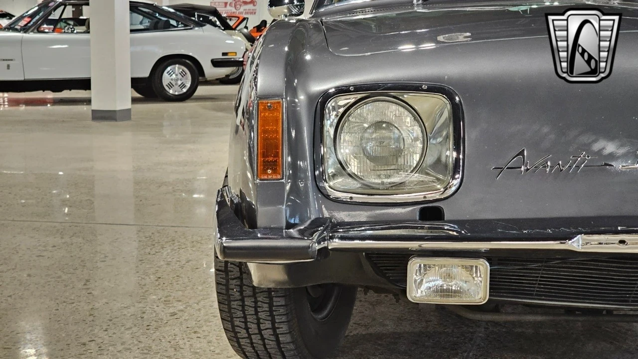 1977 Studebaker Avanti - Image 11 of 12