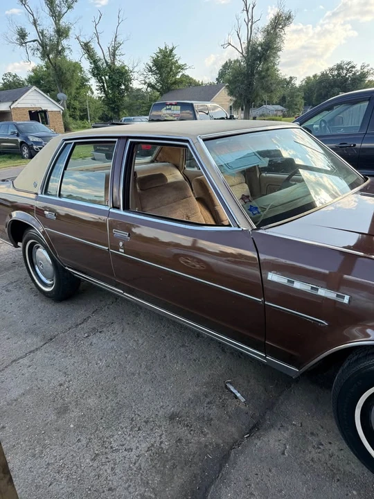 1977 Buick LeSabre - Image 12 of 17