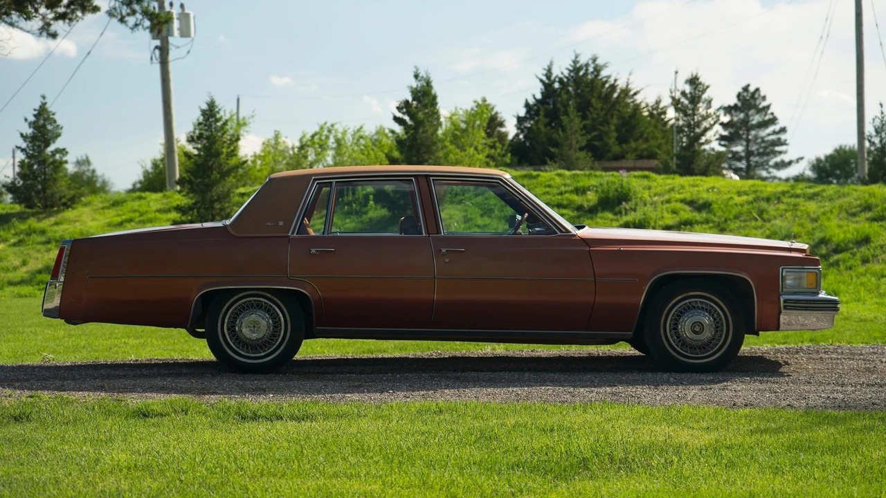 1977 Cadillac DeVille 5th Gen - Image 11 of 31