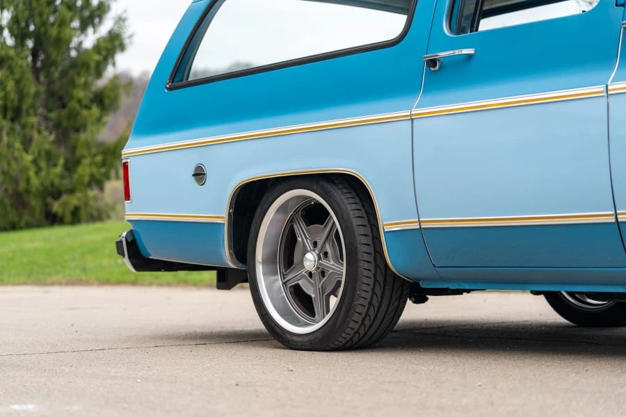 1977 Chevrolet Suburban 7th Gen - Image 15 of 31