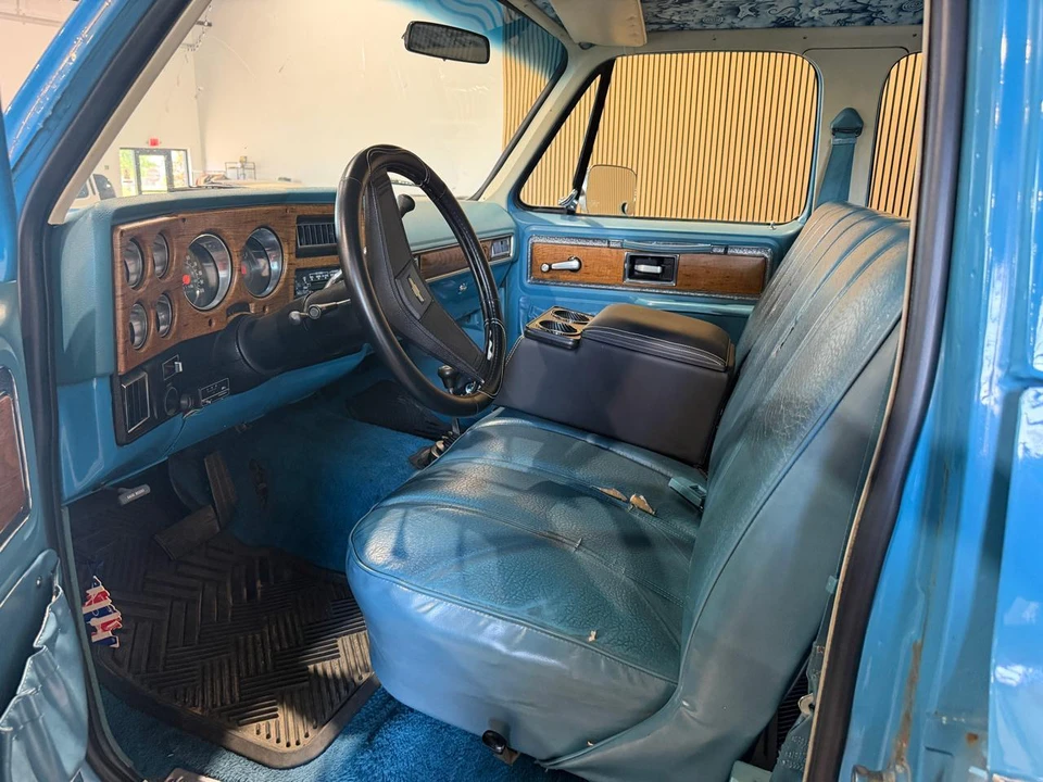 1977 Chevrolet Suburban 7th Gen - Image 21 of 31