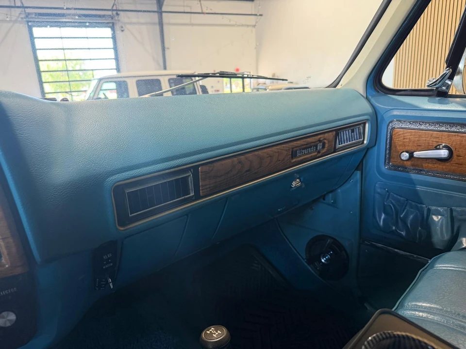 1977 Chevrolet Suburban 7th Gen - Image 29 of 31