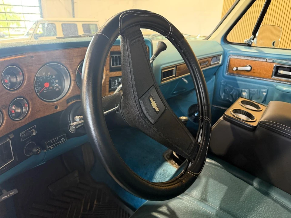 1977 Chevrolet Suburban 7th Gen - Image 25 of 31
