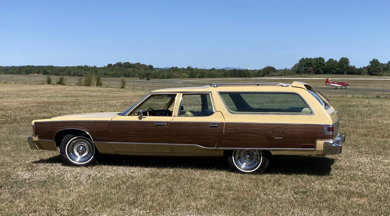 1977 Chrysler Town & Country - Image 10 of 31