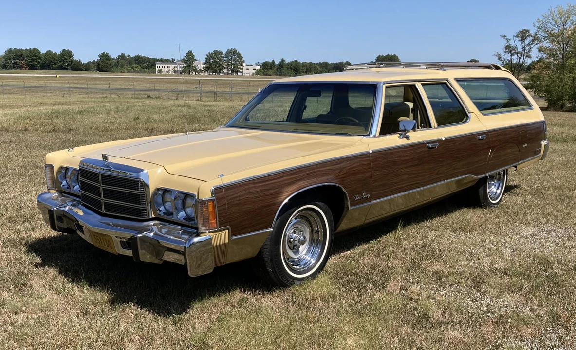 1977 Chrysler Town & Country - Image 2 of 31