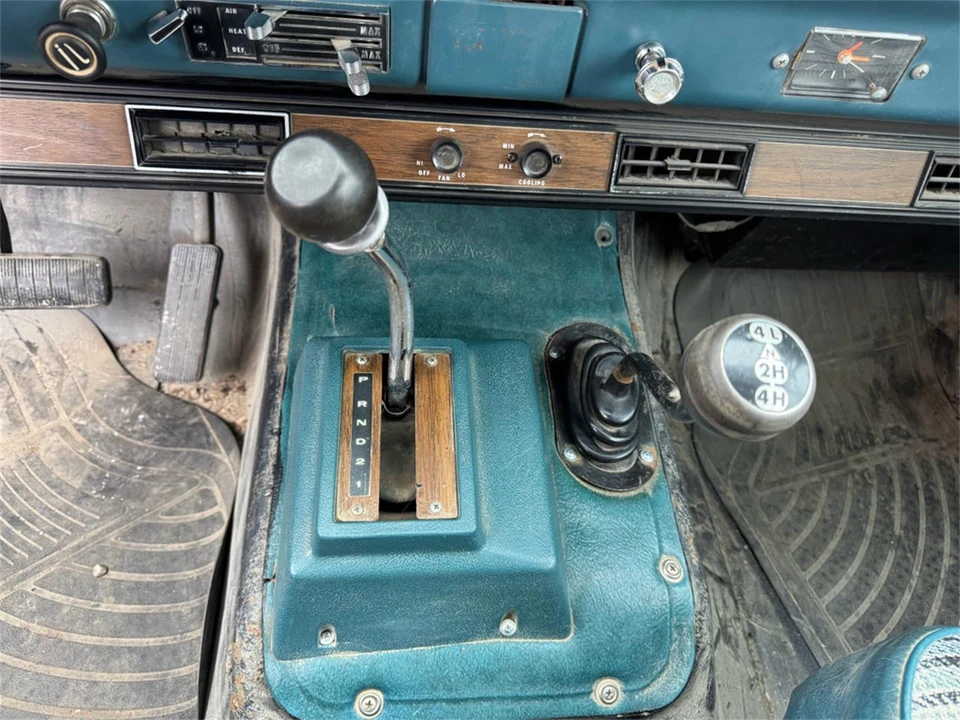 1977 International - Image 18 of 31