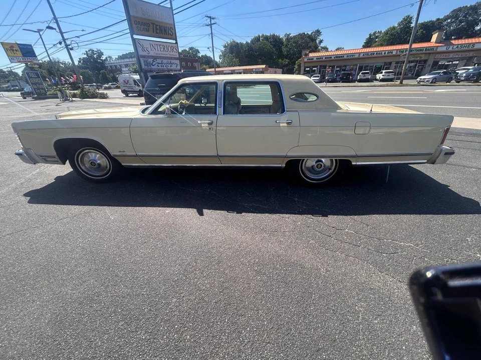 1977 Lincoln Continental 5th Gen - Image 4 of 16