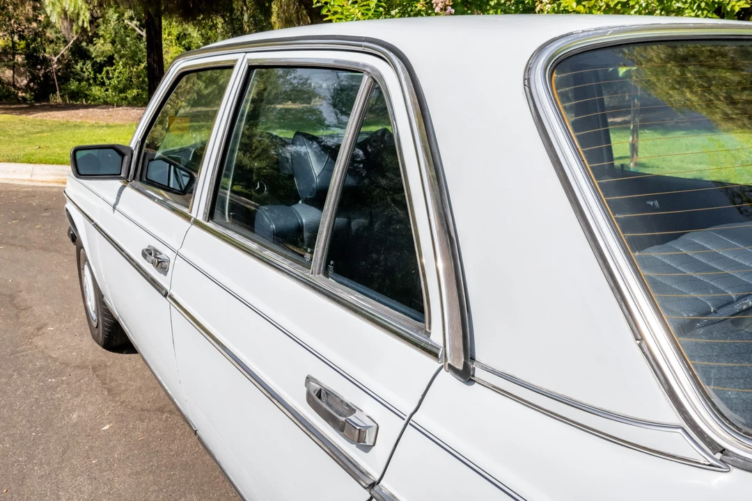 1977 Mercedes-Benz W123 Sedan - Image 14 of 31