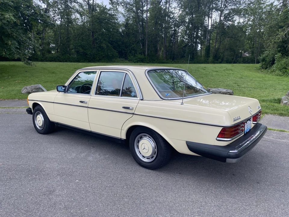 1977 Mercedes-Benz W123 Sedan - Image 4 of 31