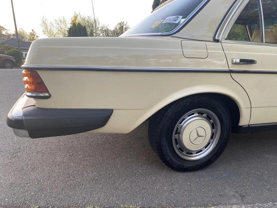 1977 Mercedes-Benz W123 Sedan - Image 30 of 31