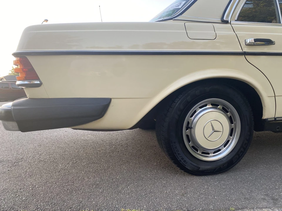 1977 Mercedes-Benz W123 Sedan - Image 31 of 31