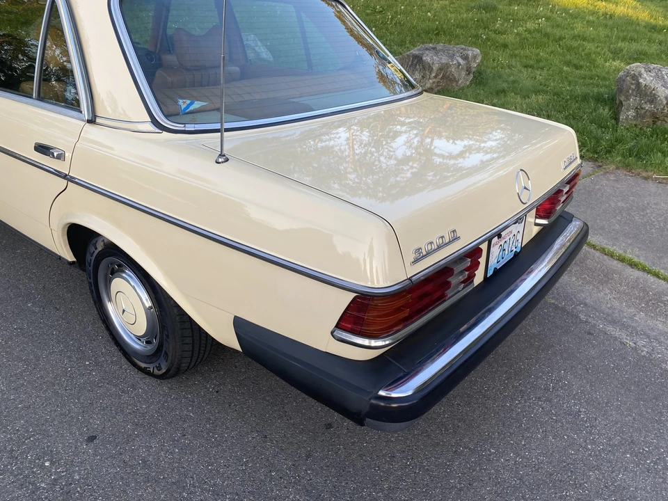 1977 Mercedes-Benz W123 Sedan - Image 25 of 31