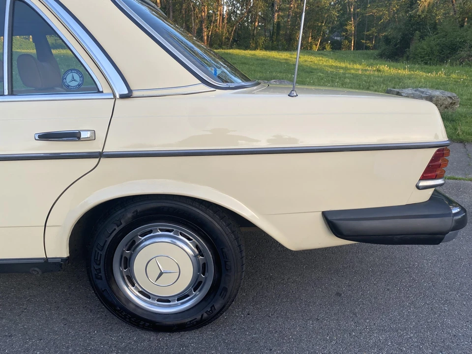 1977 Mercedes-Benz W123 Sedan - Image 22 of 31