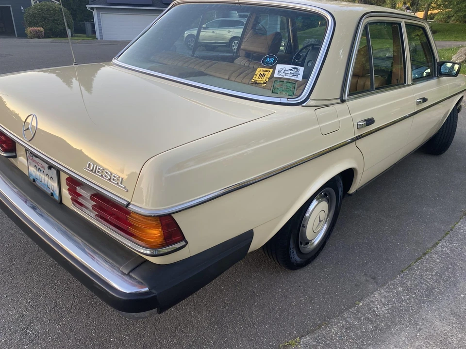 1977 Mercedes-Benz W123 Sedan - Image 29 of 31