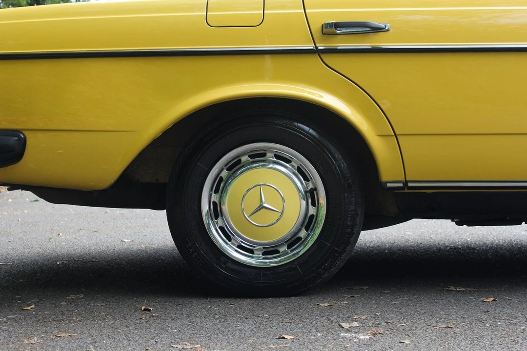 1977 Mercedes-Benz W123 Sedan - Image 25 of 30