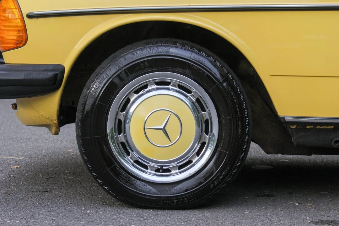 1977 Mercedes-Benz W123 Sedan - Image 27 of 30